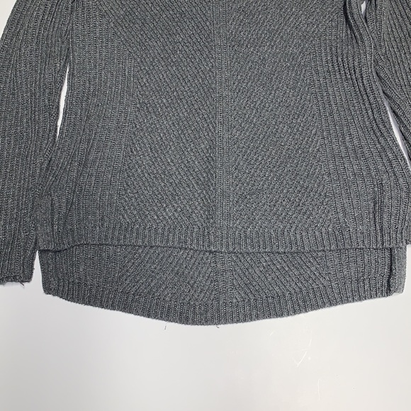 Madewell hex comb 1937 grey Sweater size Medium. Crew neck. slits on the side. - Picture 7 of 16